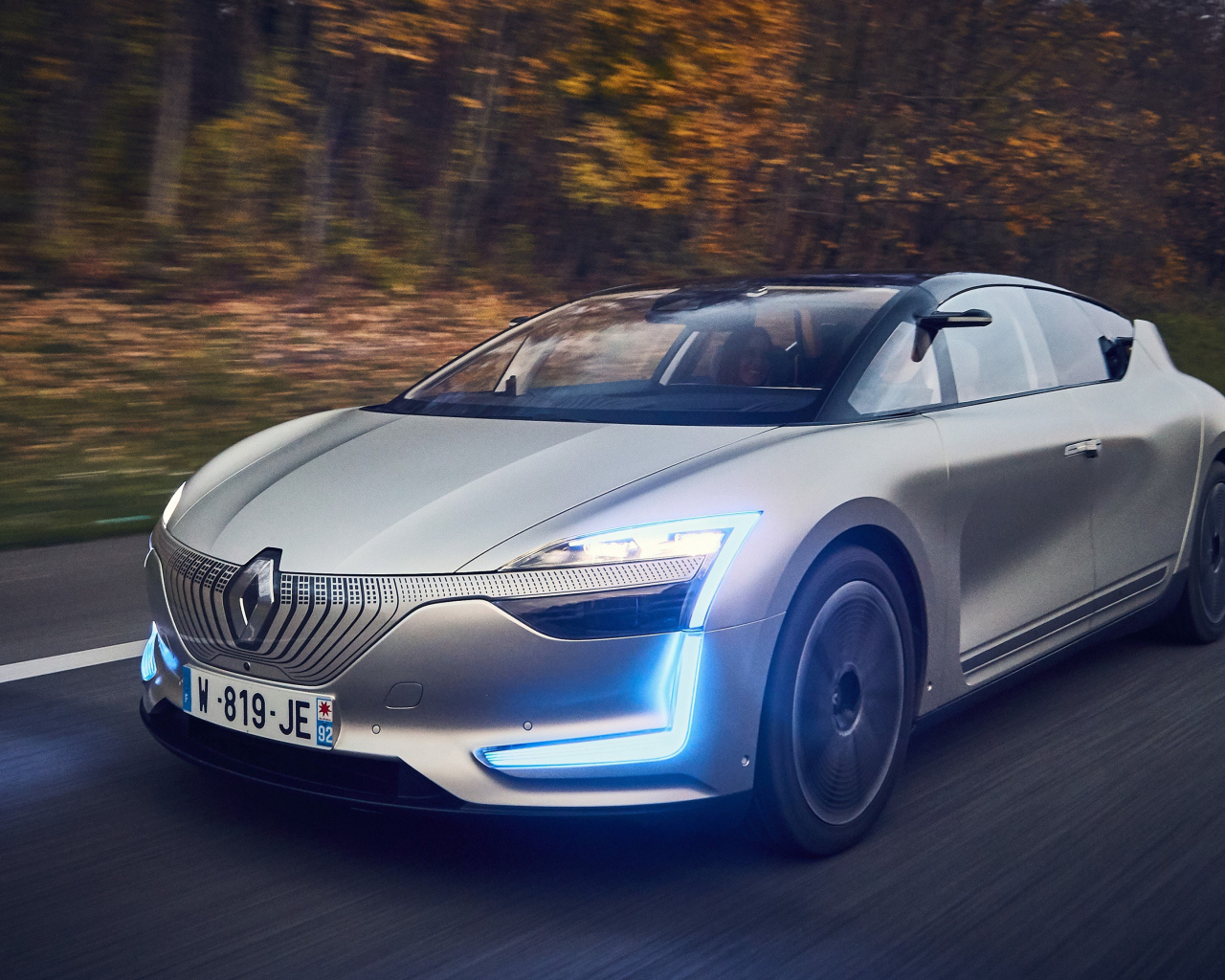 Серебристый электромобиль Renault Symbioz Prototype