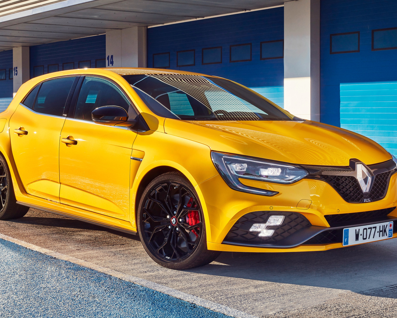 Желтый стильный автомобиль Renault Megane RS, 2019
