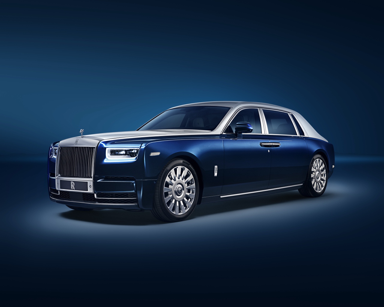 Синий автомобиль Rolls-Royce Phantom EWB 2018