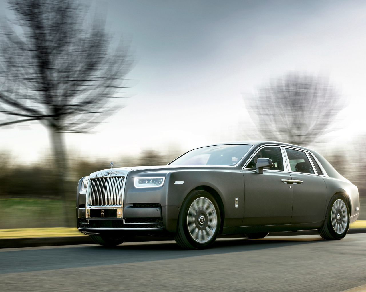 Дорогой автомобиль Rolls Royce Phantom, 2018 на скорости 