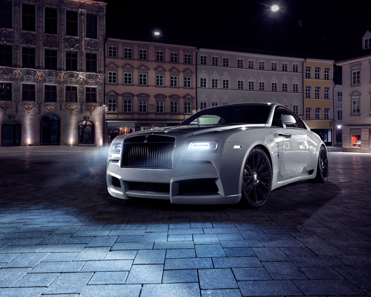 Дорогой автомобиль Rolls Royce Wraith с включенными фарами