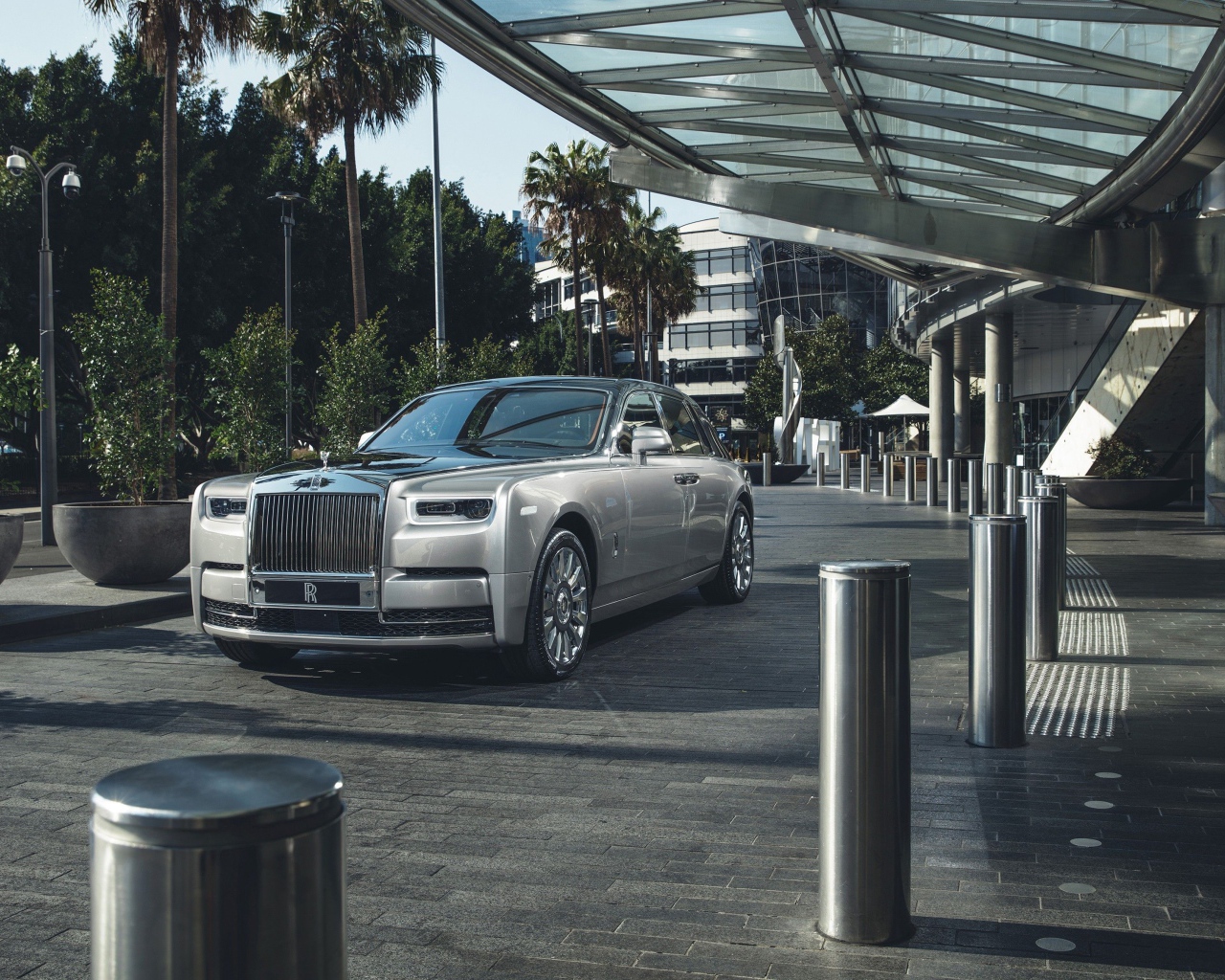 Серебристый стильный Rolls Royce Phantom 2018