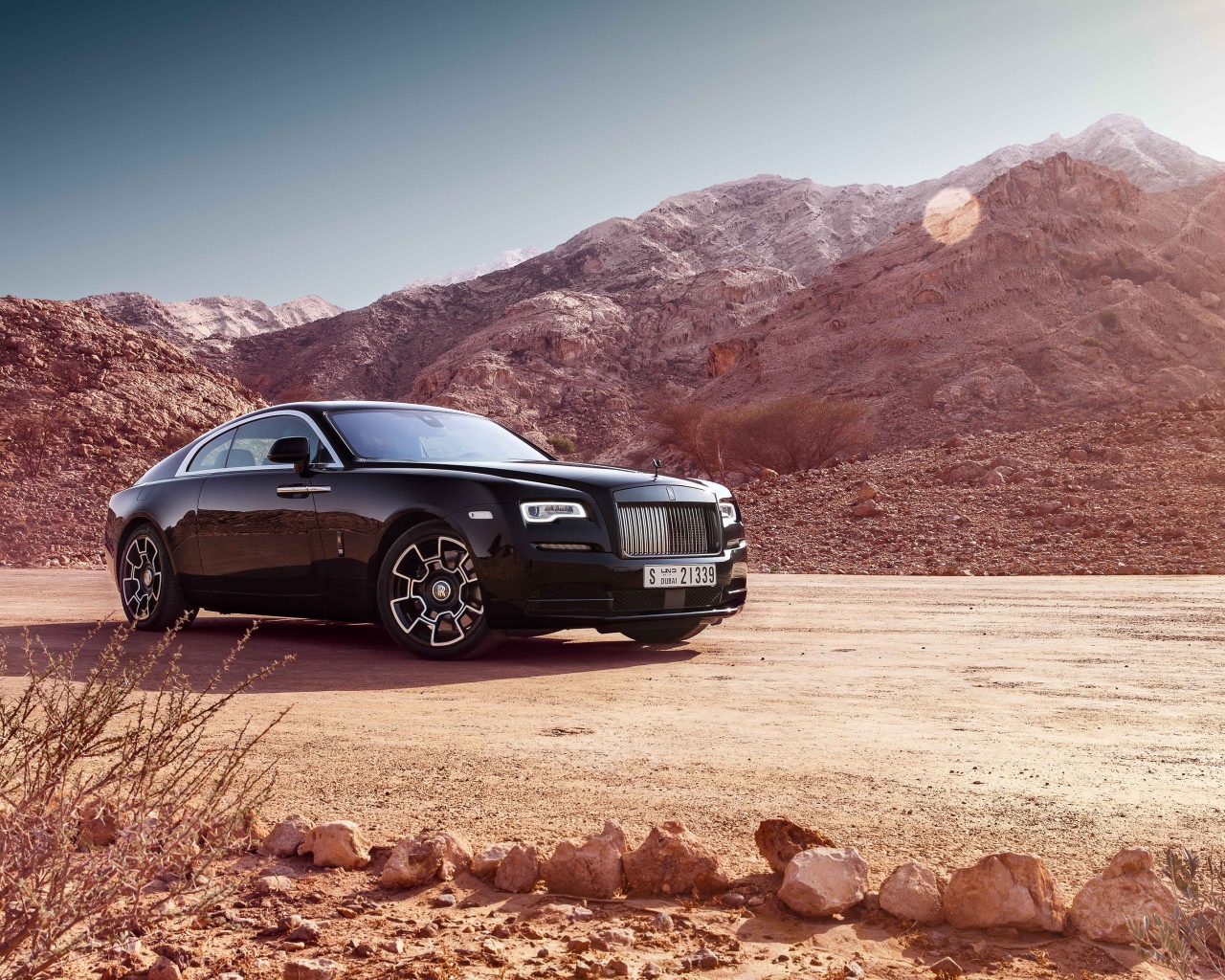 Стильный автомобиль Rolls Royce Wraith Black Badge на фоне гор