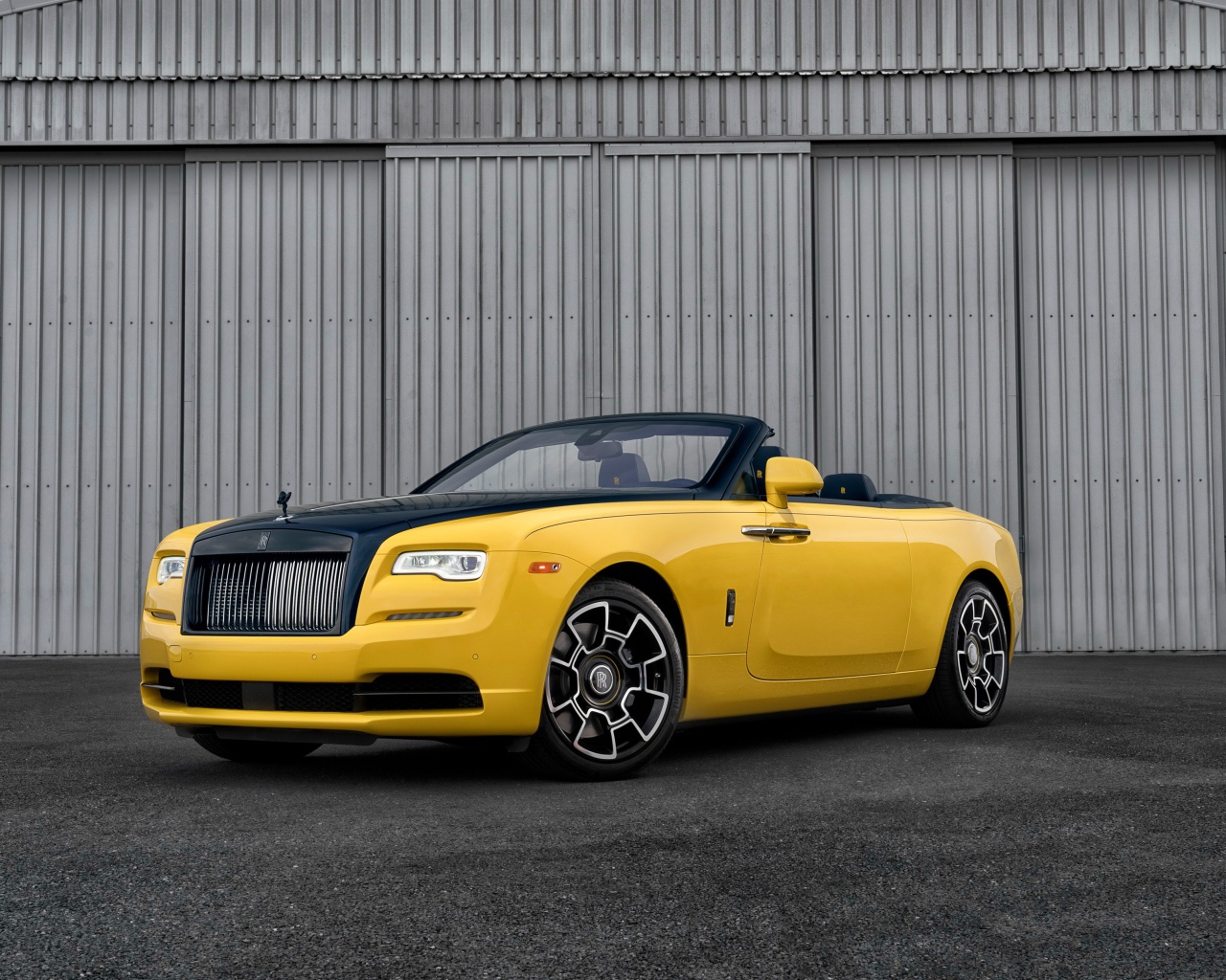 Желтый автомобиль кабриолет Rolls-Royce Dawn, 2018