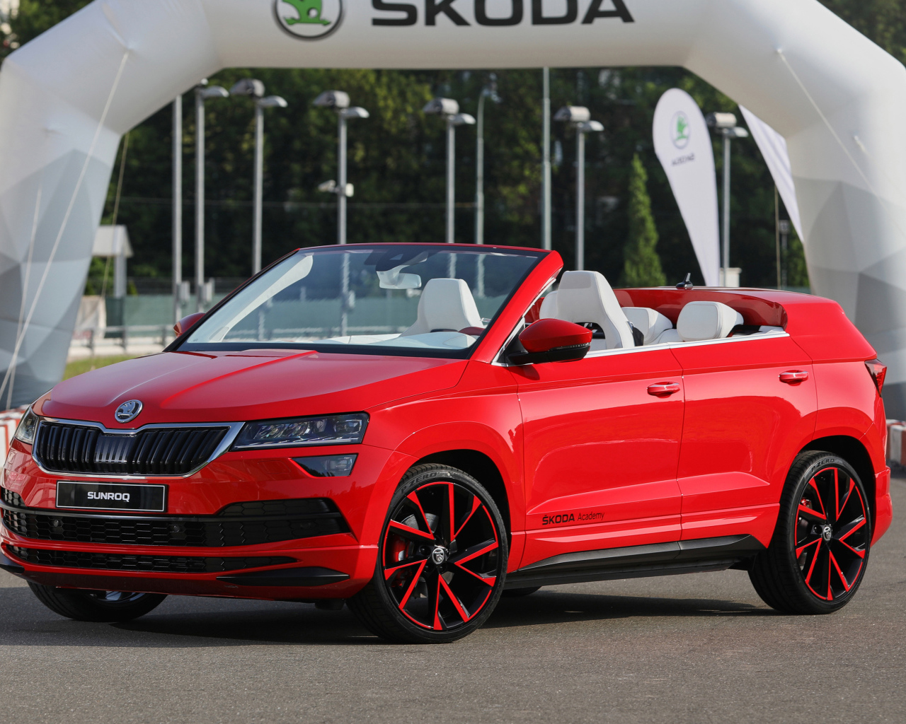 Красный новый автомобиль Skoda Sunroq Concept 2018