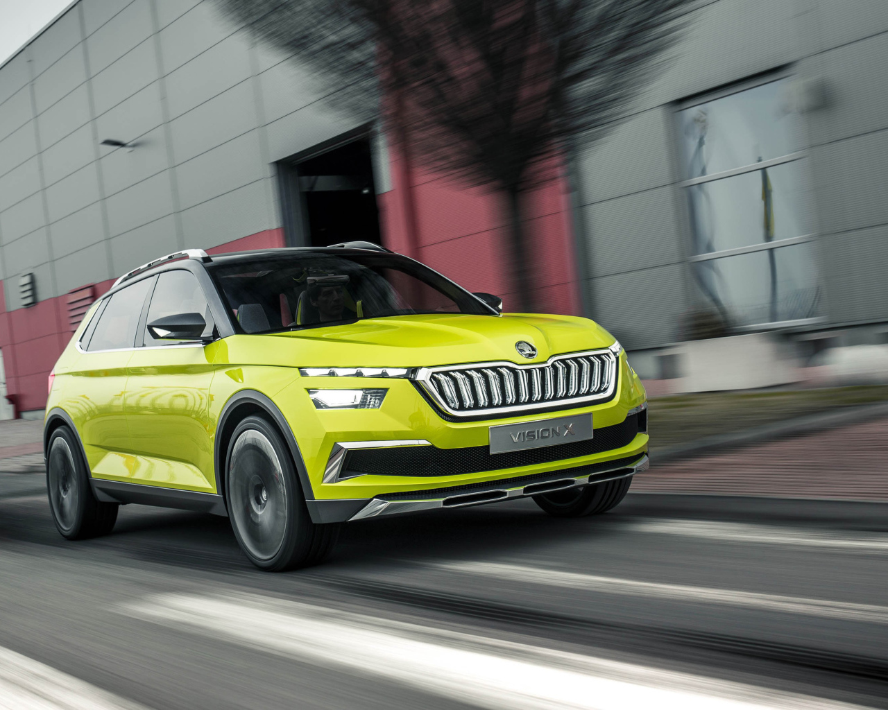 Автомобиль Skoda Vision X, 2018 года в движении