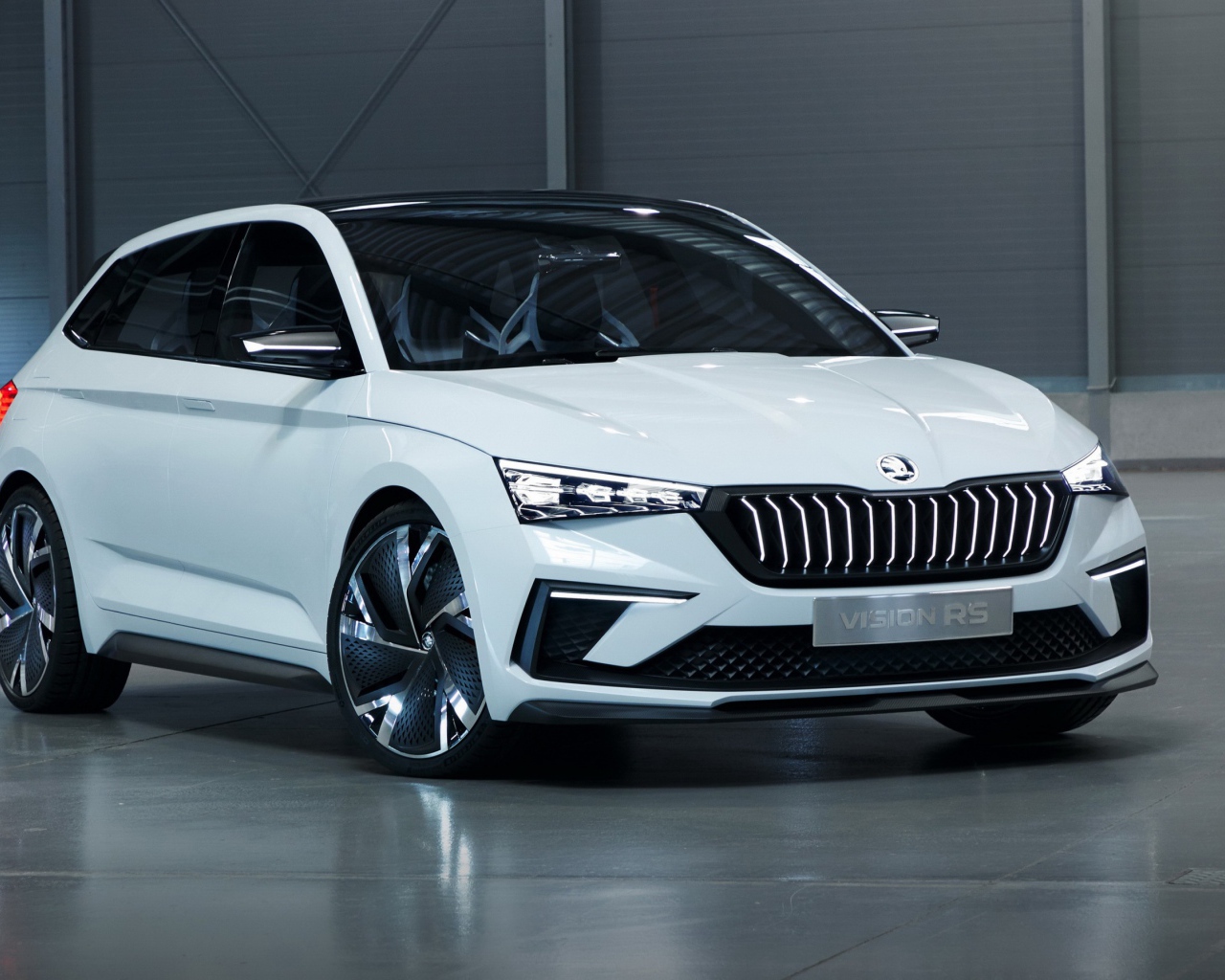 Белый автомобиль Skoda Vision RS, 2018 года