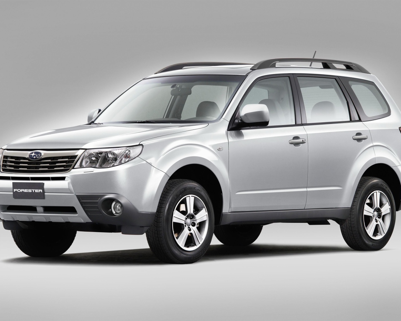 Серебристый автомобиль Subaru Legacy, 2019