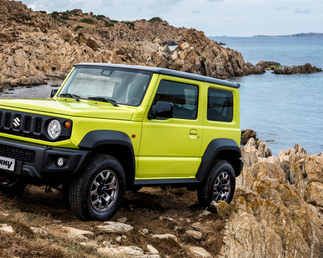 Желтый внедорожник Suzuki Jimny AllGrip 2018 года