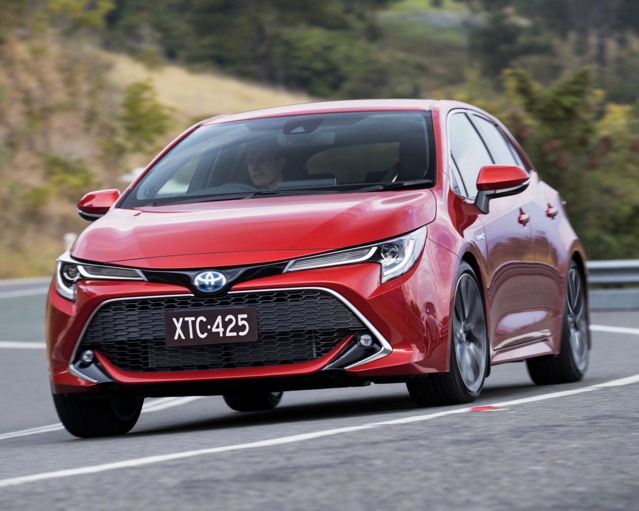 Красный автомобиль Toyota Corolla 2019 года на трассе