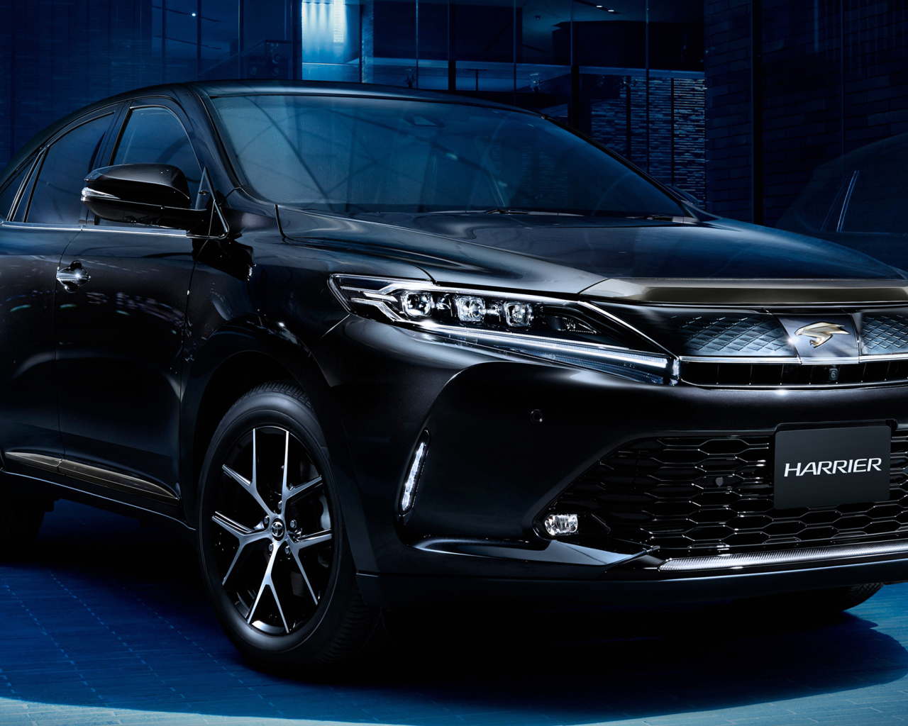 Черный стильный автомобиль Toyota Harrier  2018 года