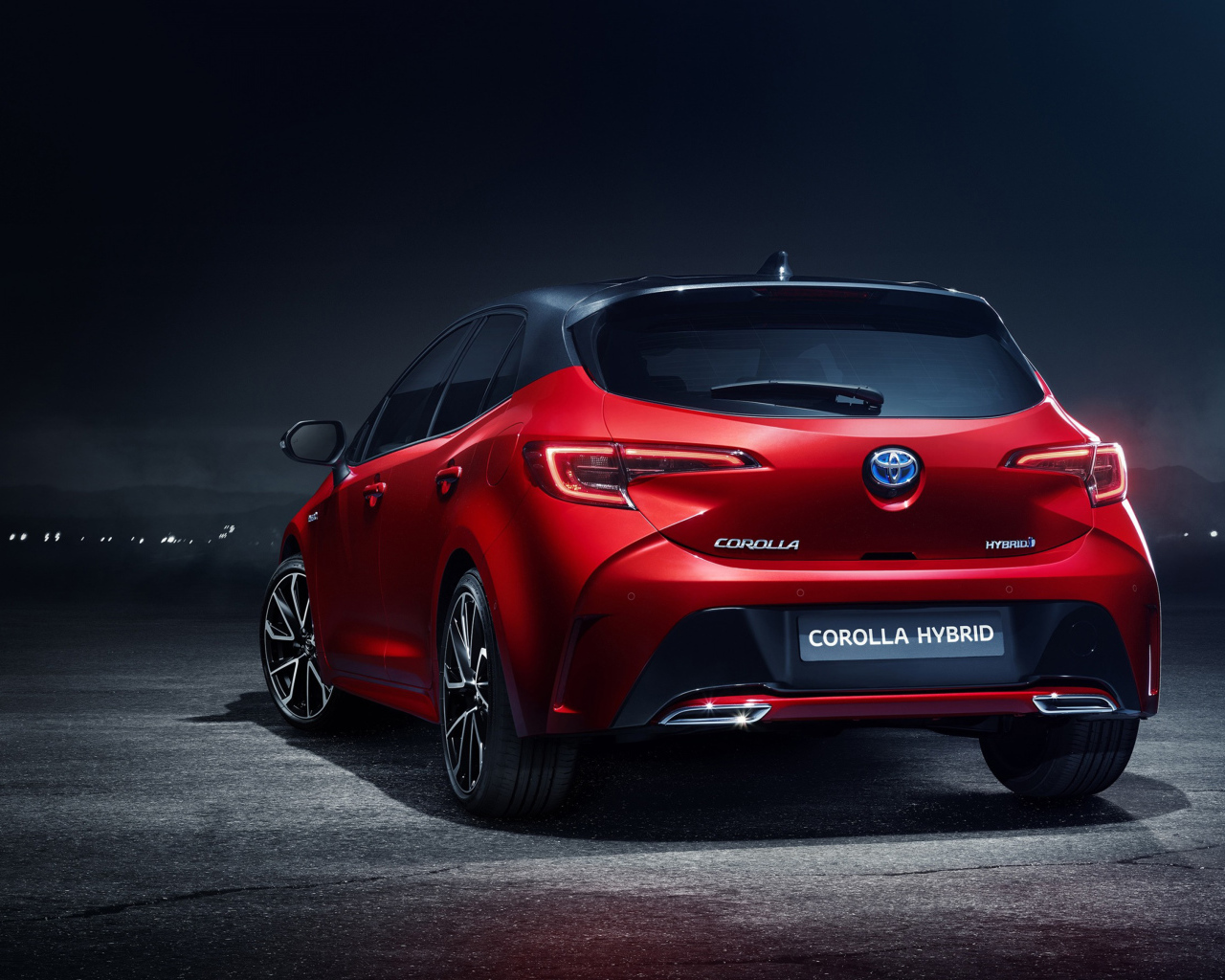 Красный автомобиль Toyota Corolla Hybrid, 2018 года вид сзади