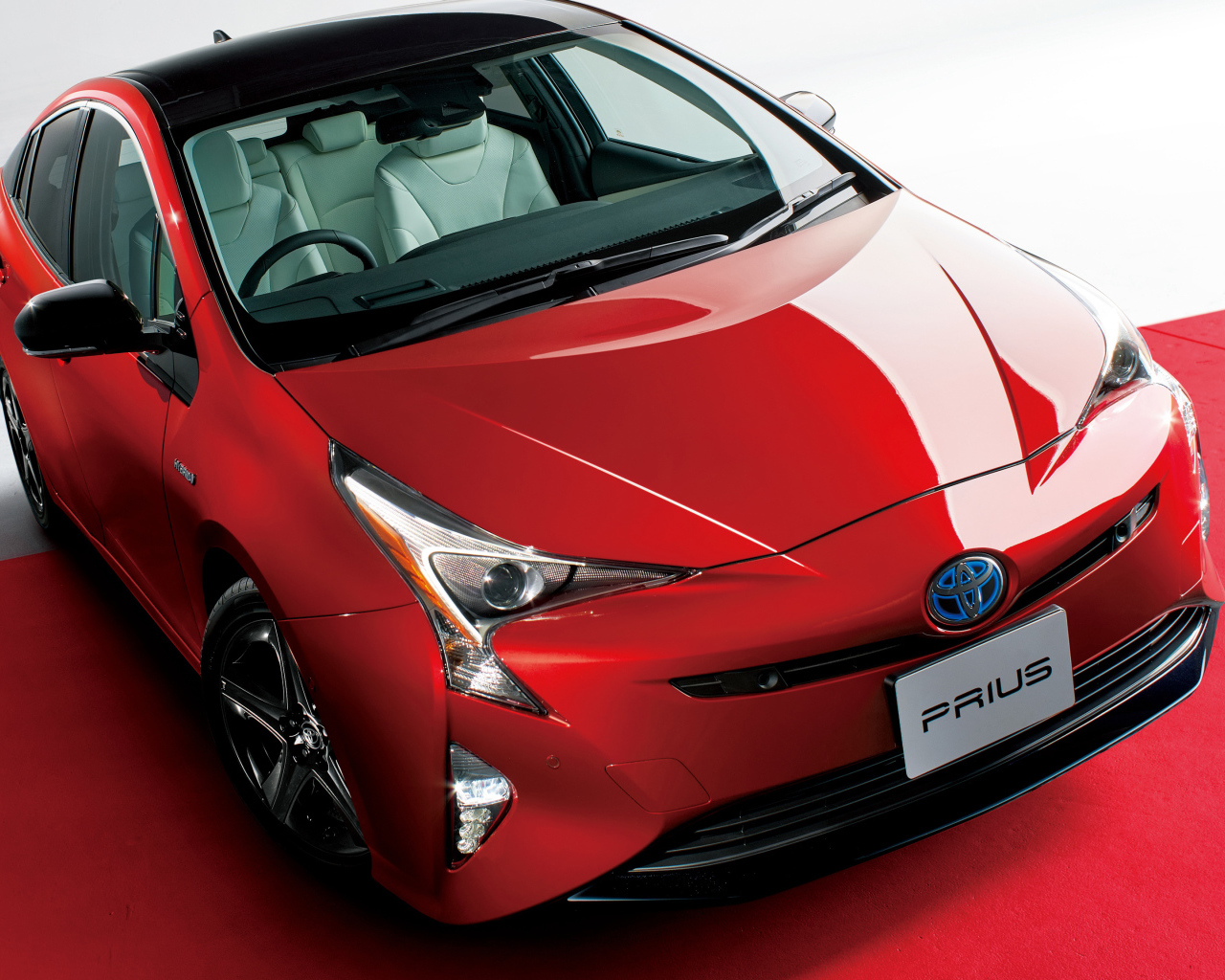 Красный автомобиль Toyota Prius Touring Select 20th Anniversary Limited, 2018