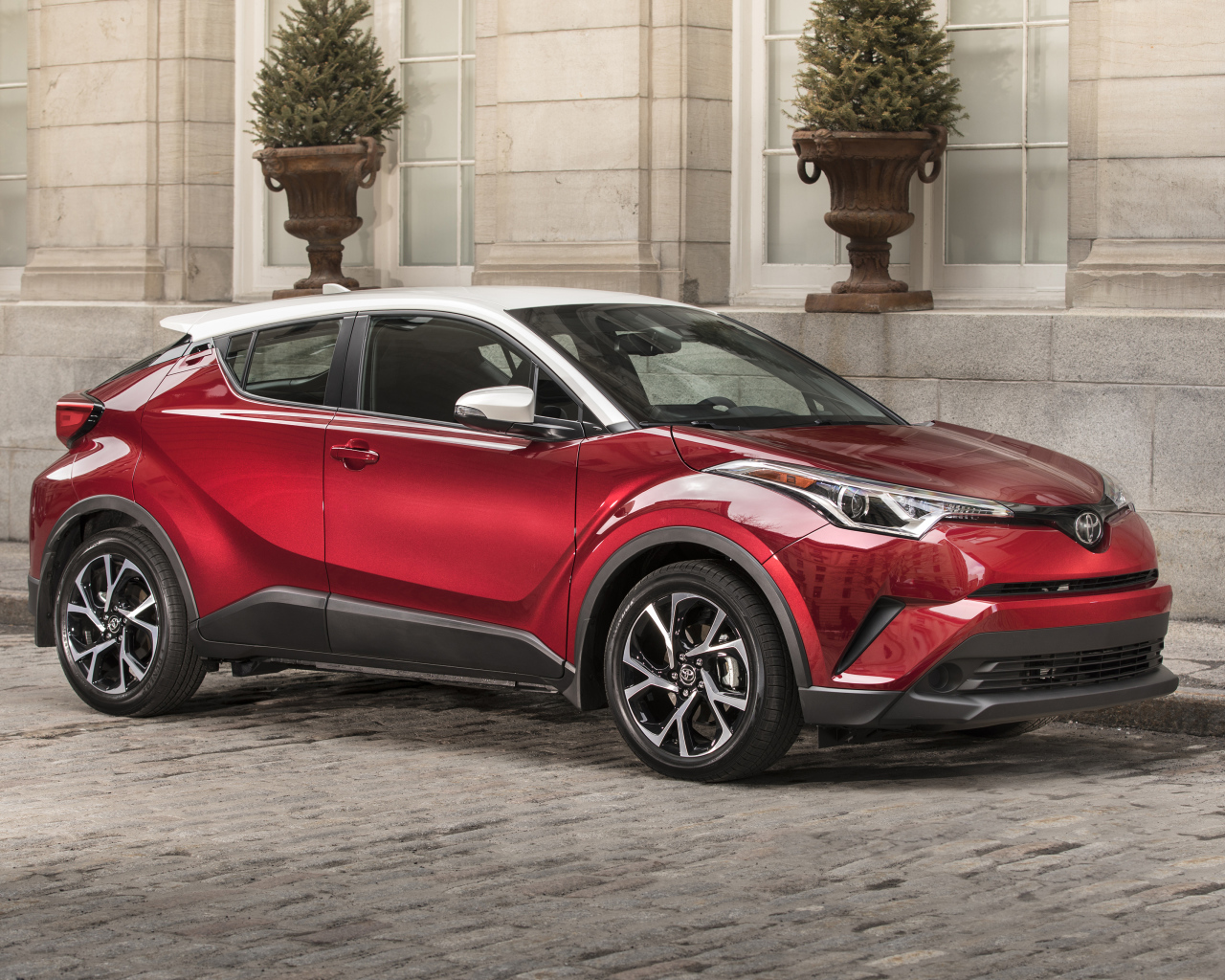 Красный стильный кроссовер Toyota C-HR