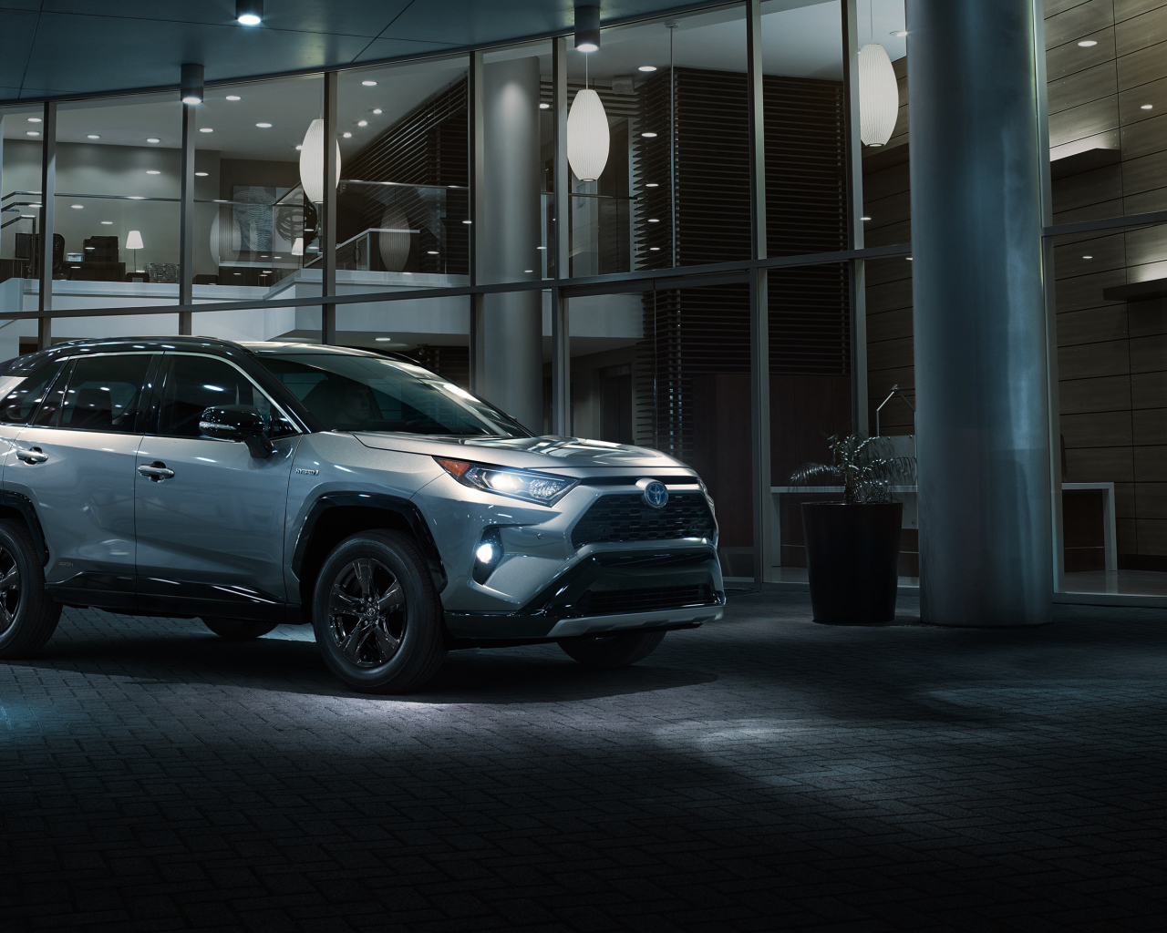 Серебристый внедорожник Toyota RAV4, 2019