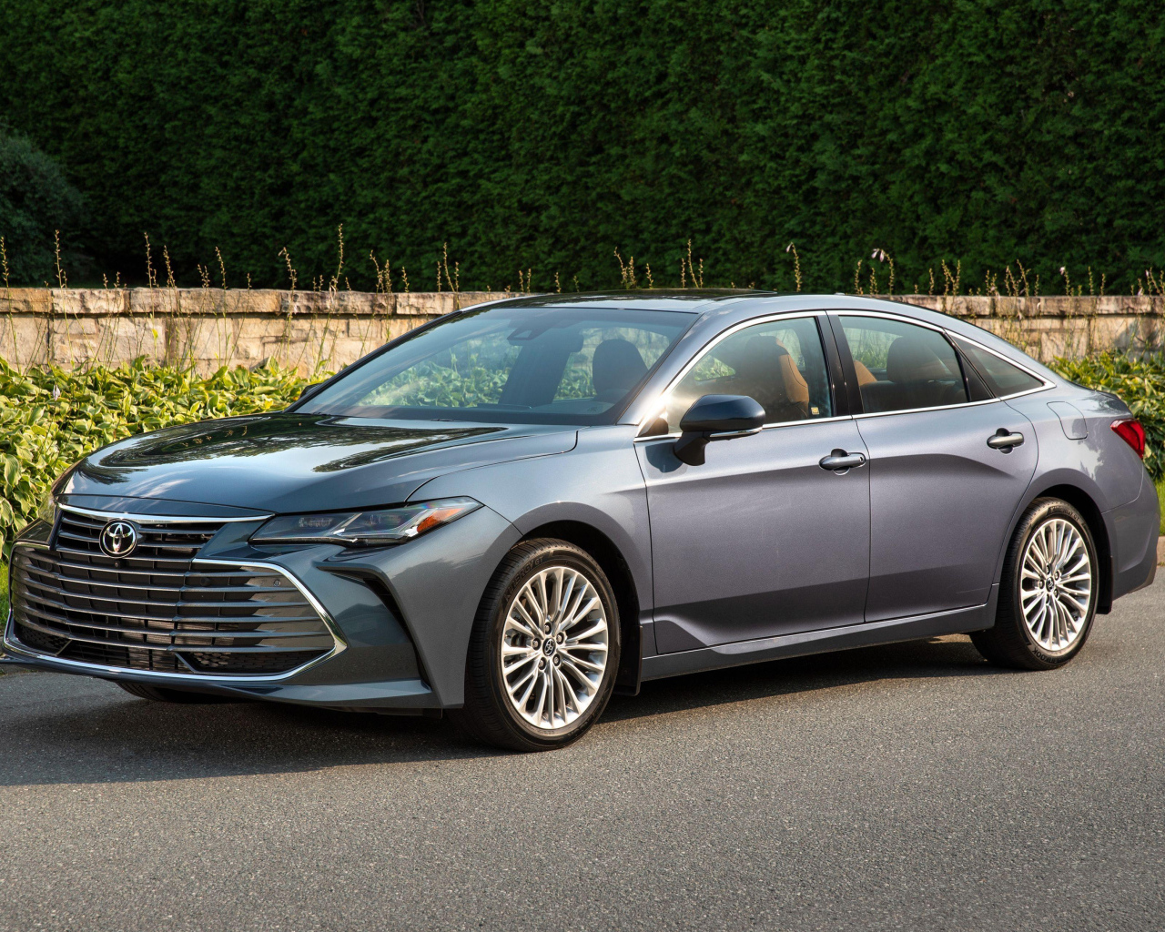 Серебристый автомобиль Toyota Avalon 2018