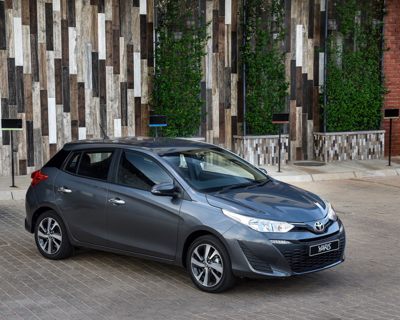 Серебристый автомобиль Toyota Yaris, 2018