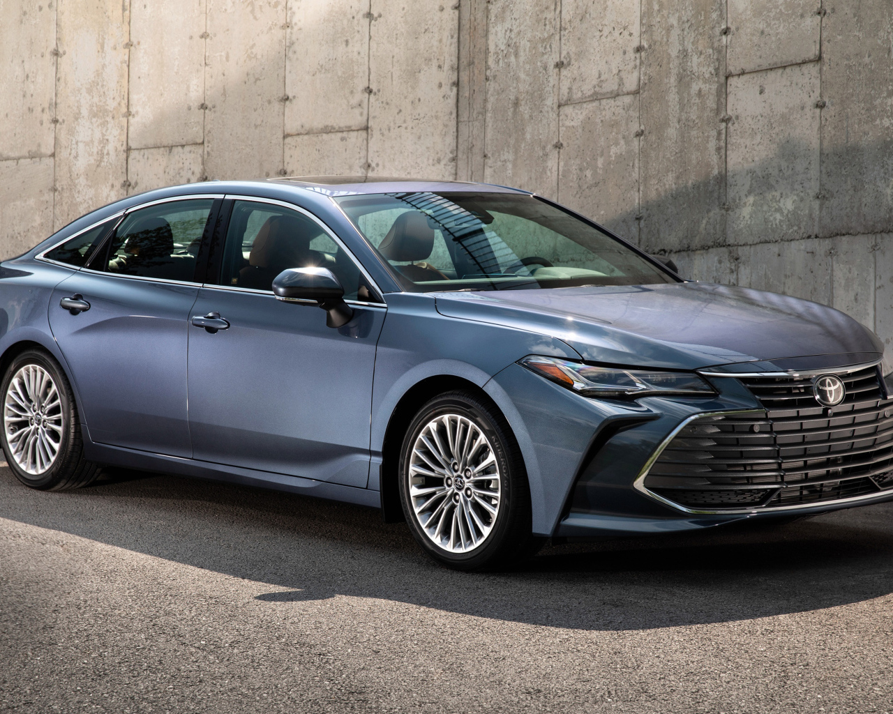 Стильный серебристый автомобиль Toyota Avalon, 2019