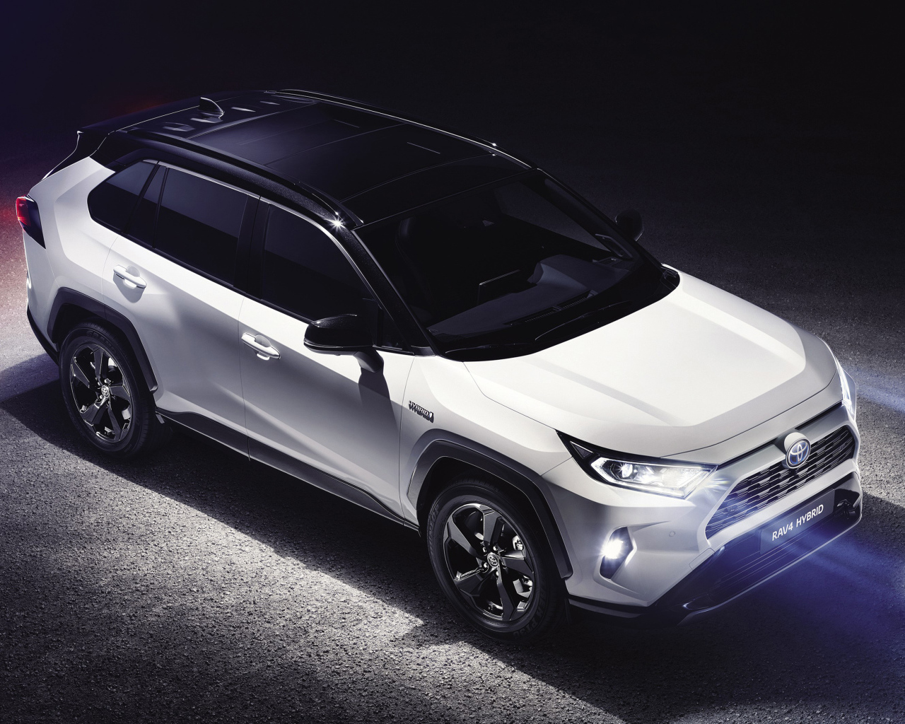 Белый внедорожник Toyota RAV4, 2019