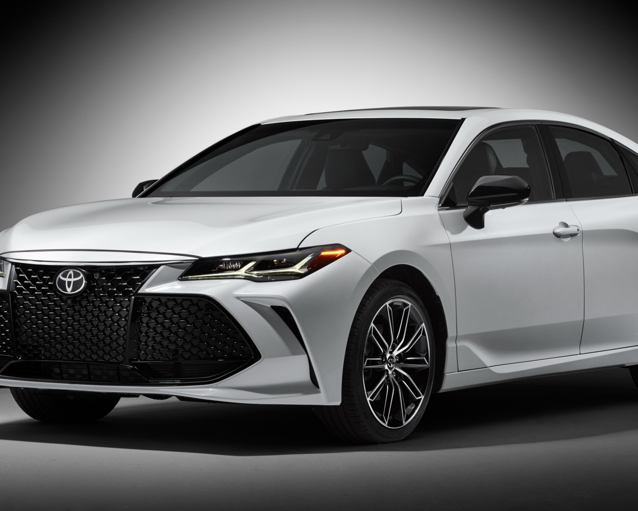 Белый автомобиль Toyota Avalon Touring, 2019 на сером фоне