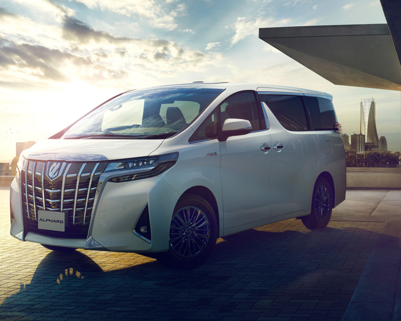 Белый минивэн Toyota Alphard Executive Lounge, 2018 на фоне красивого неба
