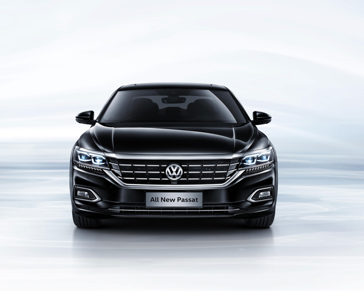 Черный автомобиль Volkswagen Passat 380 TSI вид спереди