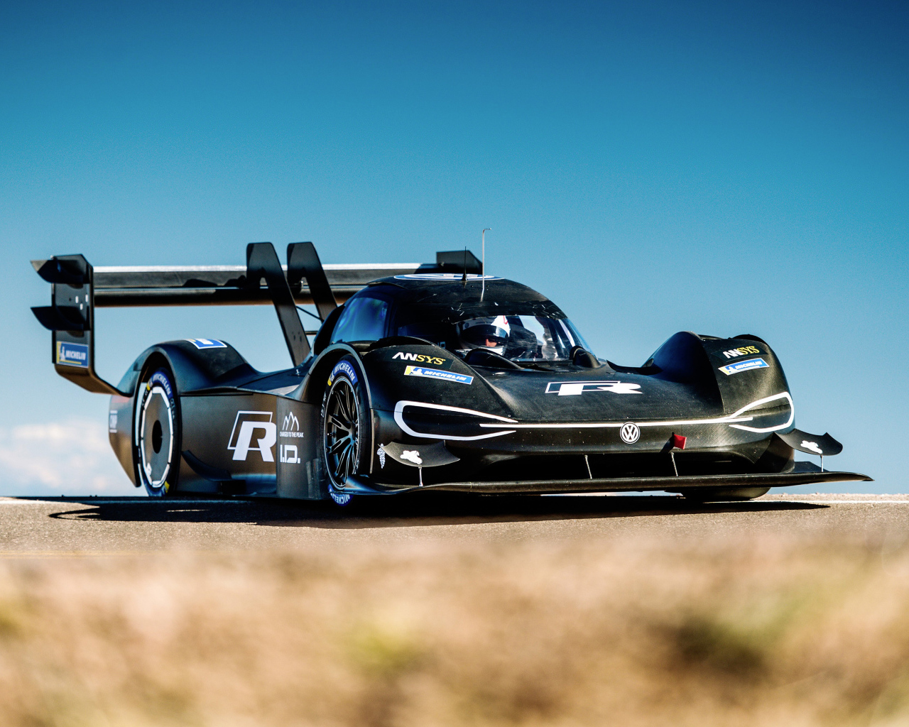 Черный гоночный автомобиль Volkswagen ID R Pikes Peak, 2018
