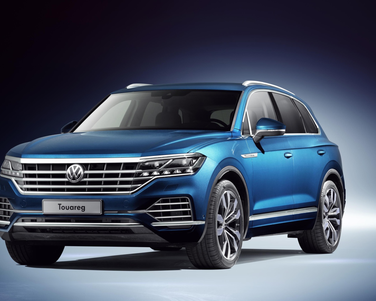 Синий автомобиль Volkswagen Touareg 2019 года