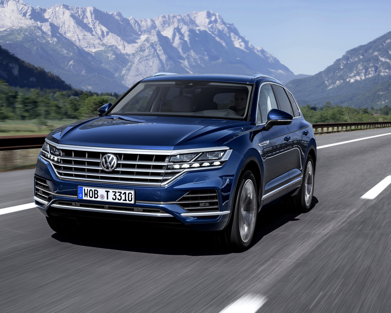 Синий автомобиль Volkswagen Touareg,  2018 на трассе 