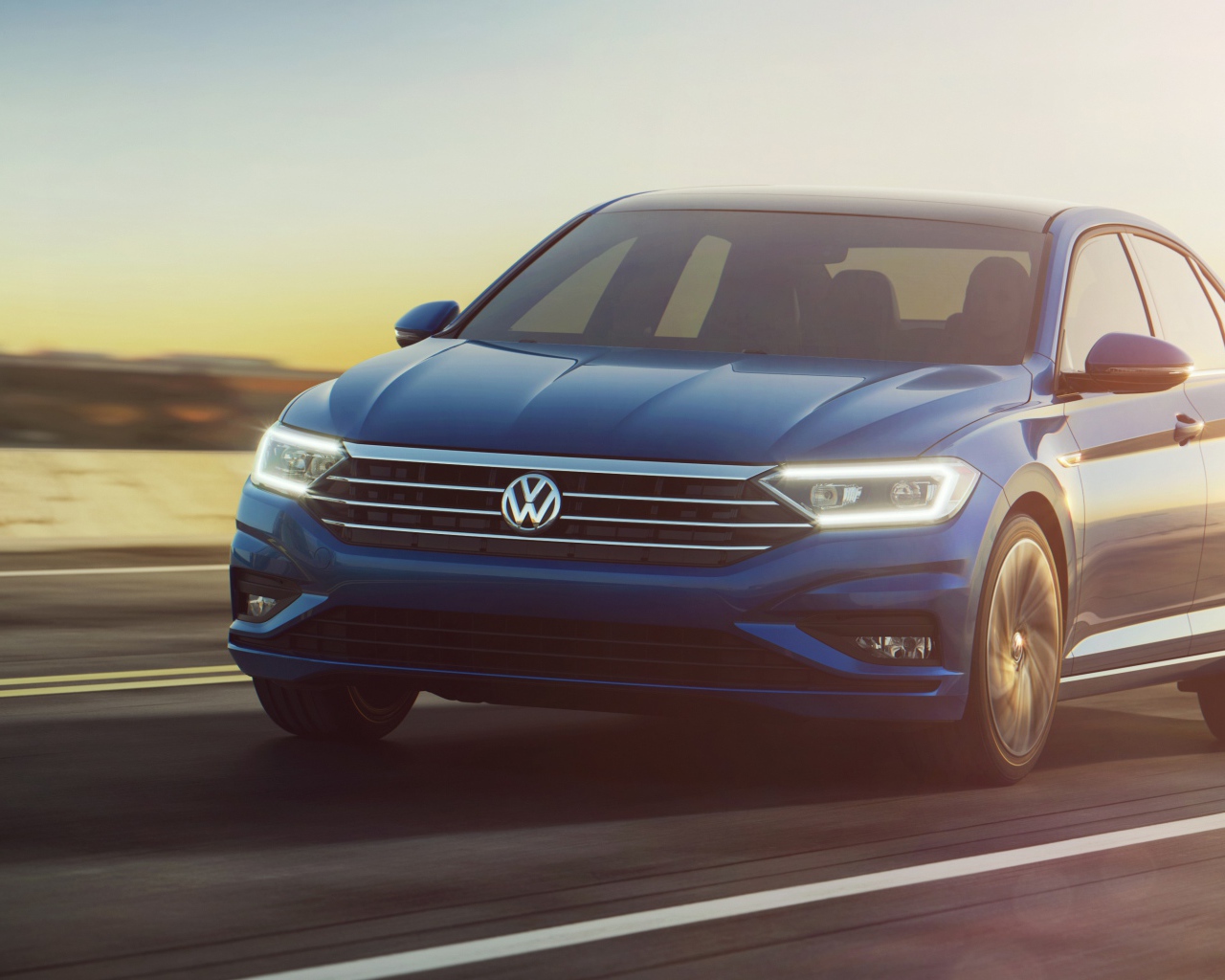 Синий автомобиль Volkswagen Jetta, 2019 на трассе