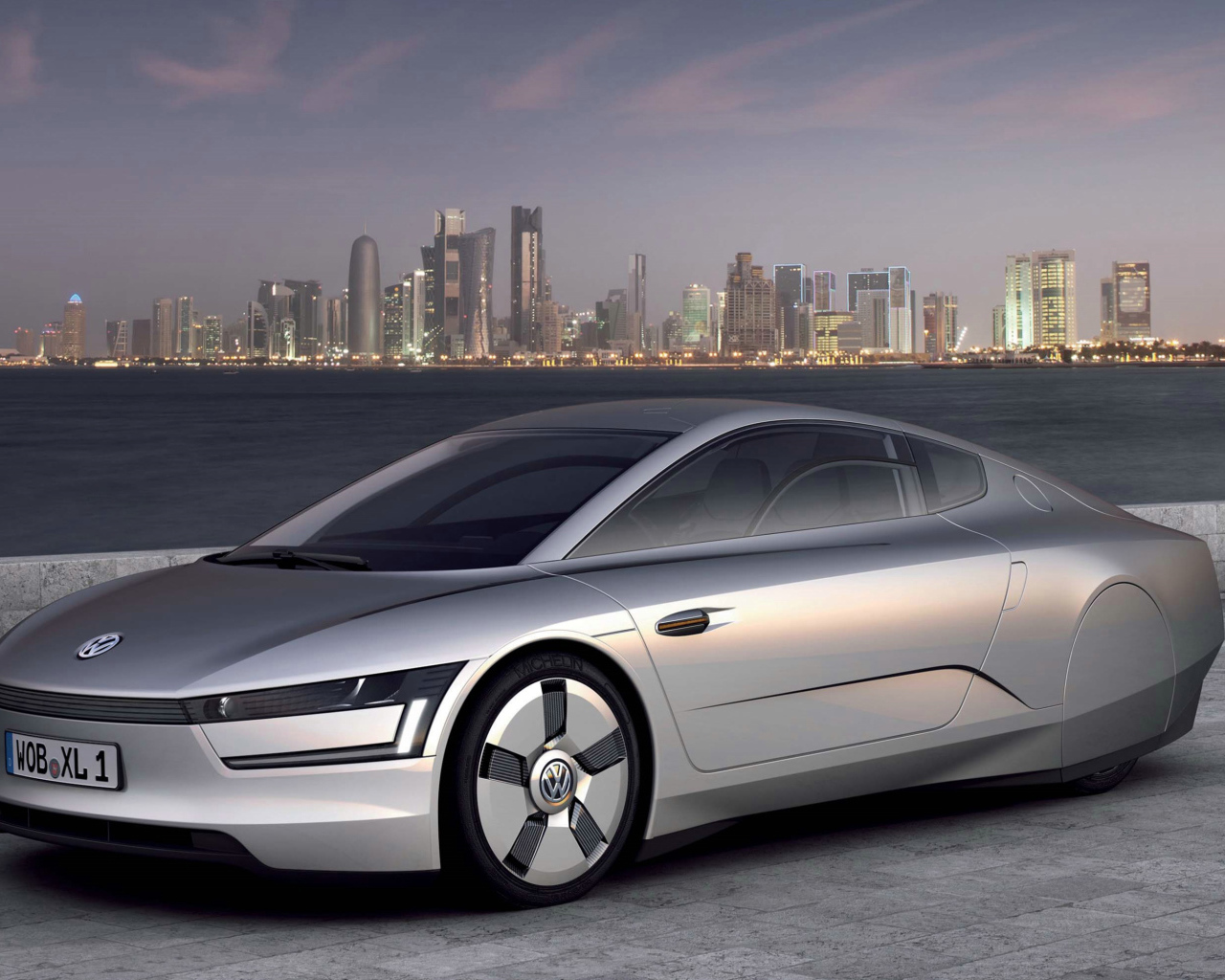 Автомобиль Volkswagen XL1 Concept,  2018 на фоне города
