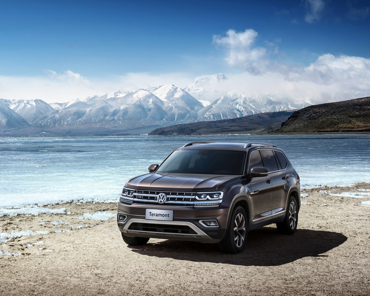 Автомобиль внедорожник Volkswagen Teramont, 2019 на фоне гор