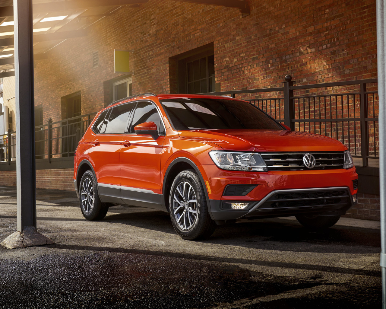 Красный внедорожник Volkswagen Tiguan, 2018 года в городе