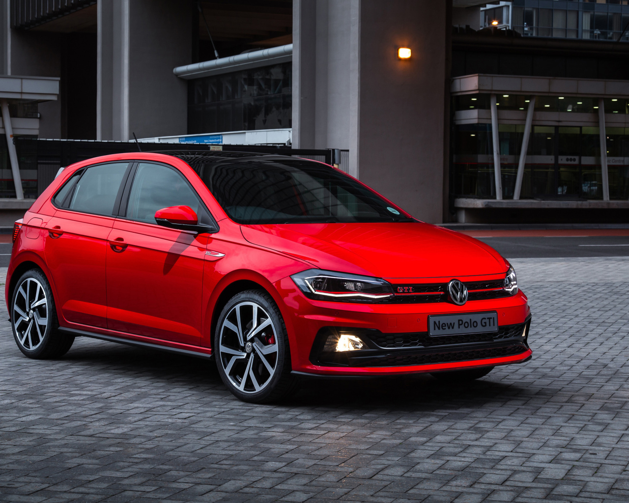 Красный Volkswagen Polo GTI 2018