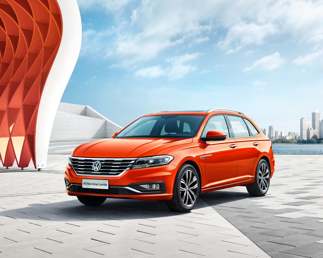 Красный автомобиль Volkswagen Gran Lavida, 2018