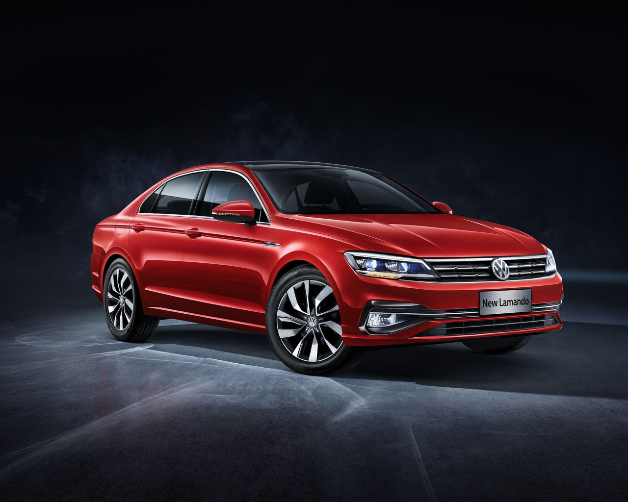 Красный автомобиль Volkswagen Lamando, 2018 на сером фоне