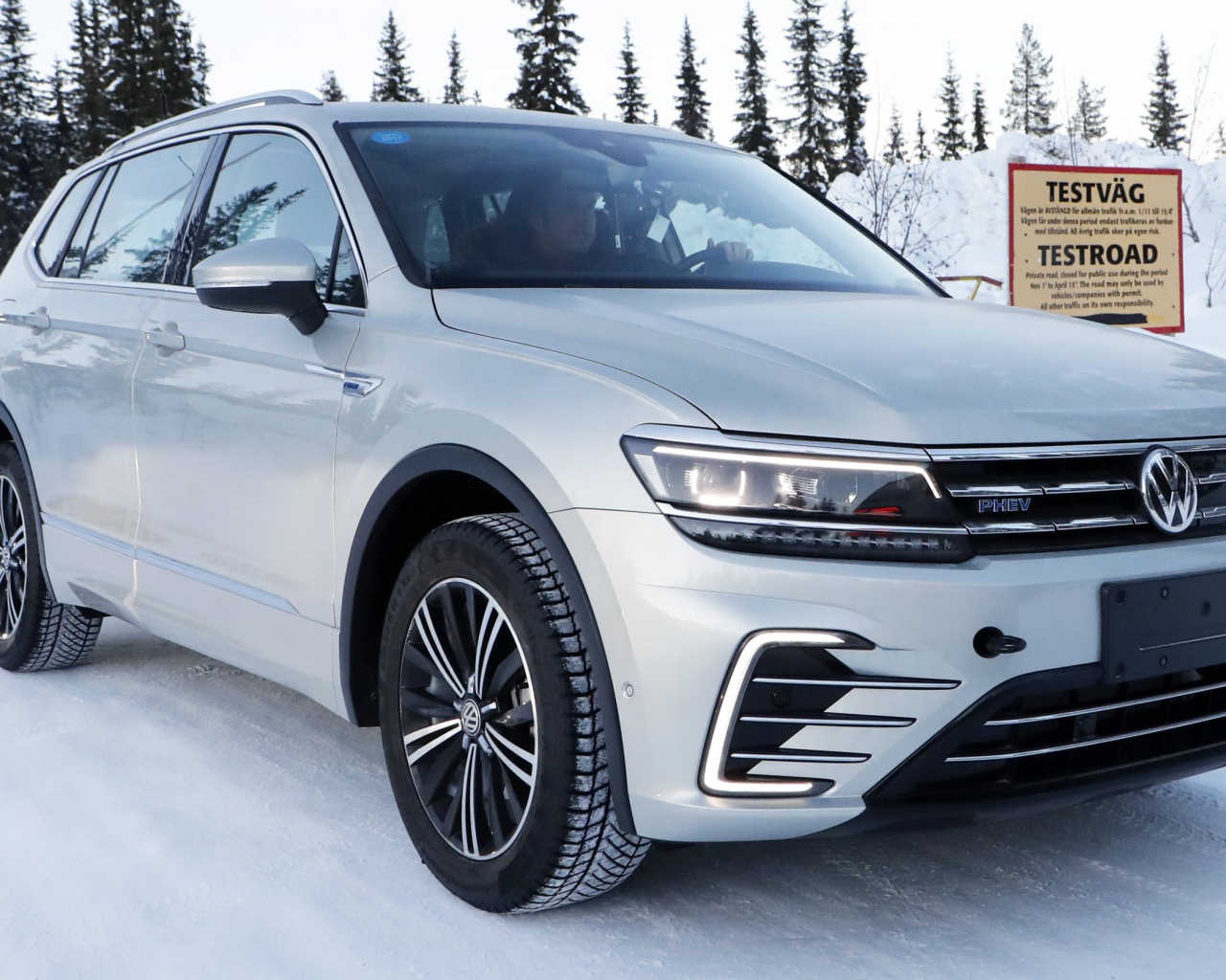 Серебристый внедорожник Volkswagen Tiguan, 2019 года на снегу