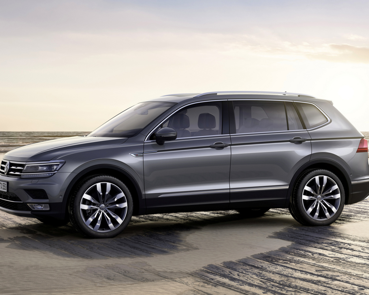 Серебристый Volkswagen Tiguan, 2018 вид сбоку