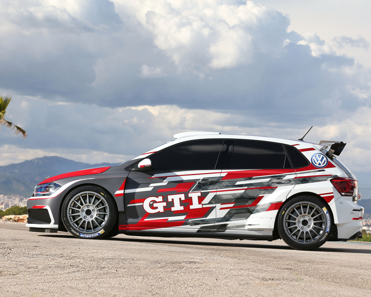 Спортивный автомобиль Volkswagen Polo GTI R5, вид сбоку