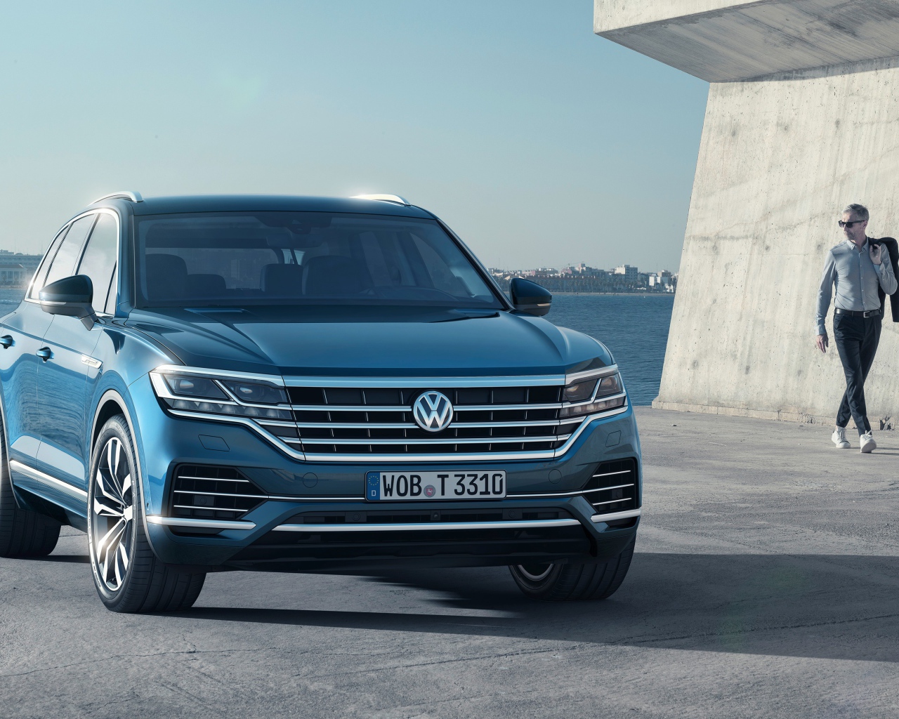 Стильный немецкий автомобиль Volkswagen Touareg 2018