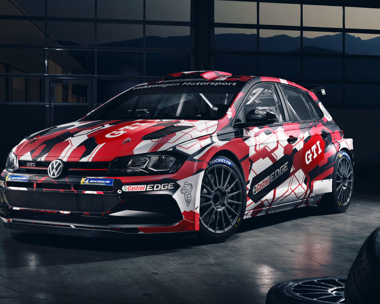 Спортивный автомобиль Volkswagen Polo GTI R5 в гараже