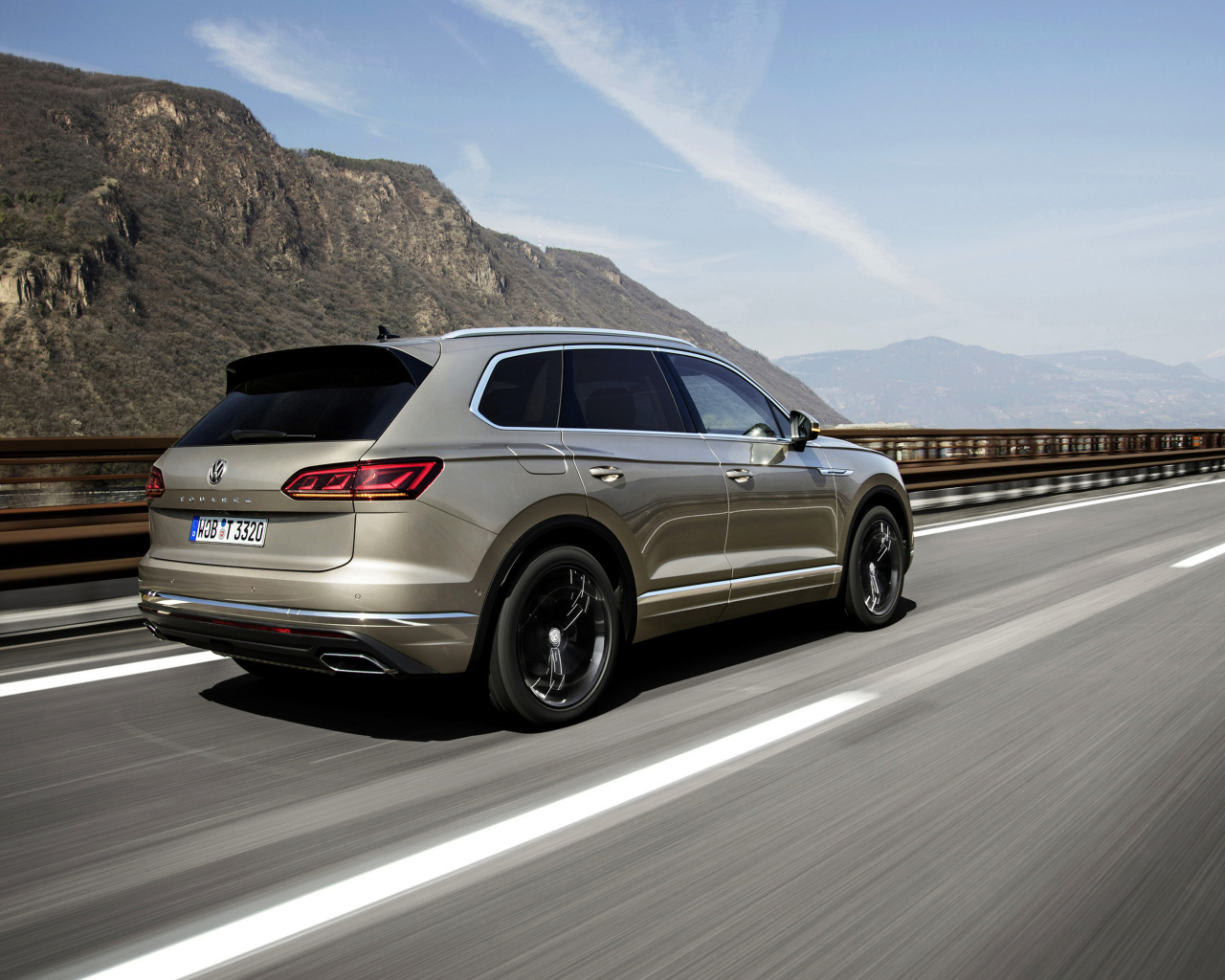 Автомобиль Volkswagen Touareg, 2018 года на трассе