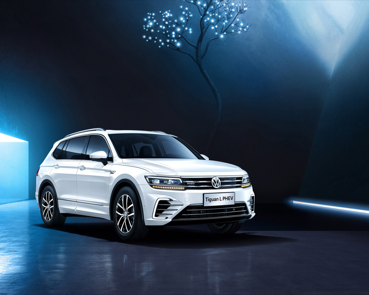 Белый внедорожник Volkswagen Tiguan L PHEV, 2018