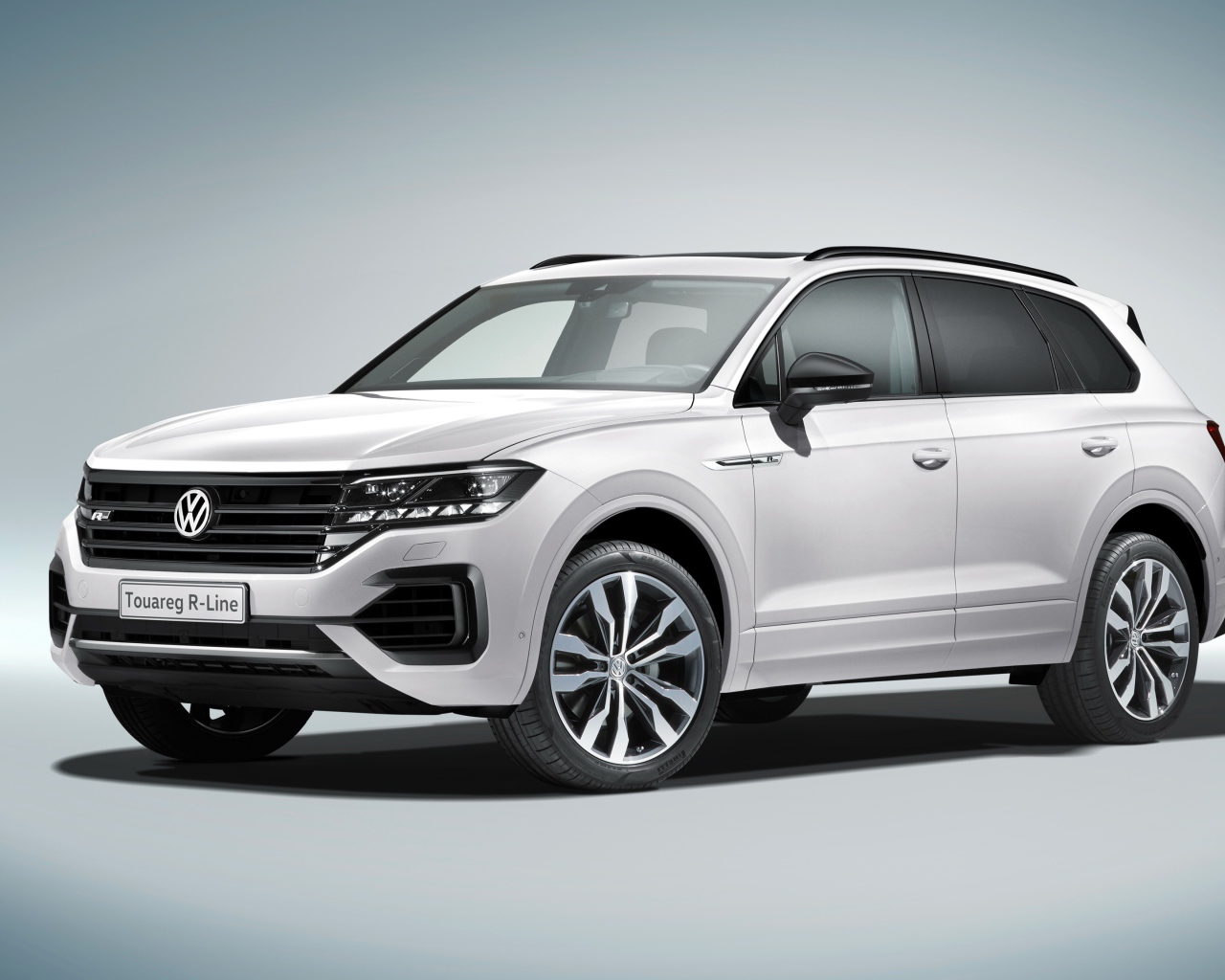Белый автомобиль Volkswagen Touareg 2018 R-Line