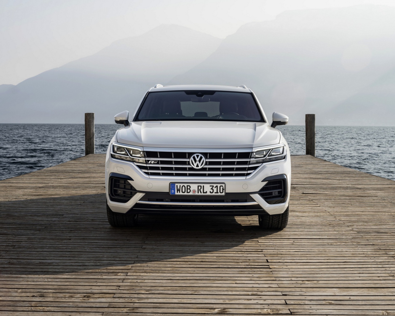 Белый автомобиль Volkswagen Touareg, 2018 года на мосту