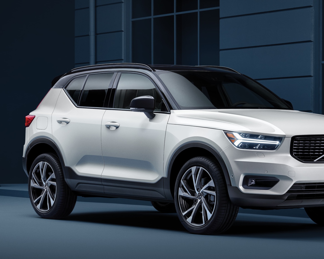 Белый внедорожник Volvo XC40, 2019
