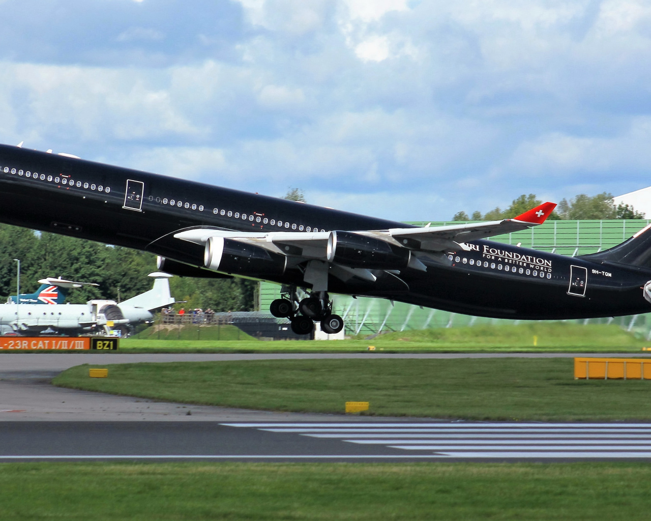 Черный пассажирский самолет Airbus A340-313 на взлете