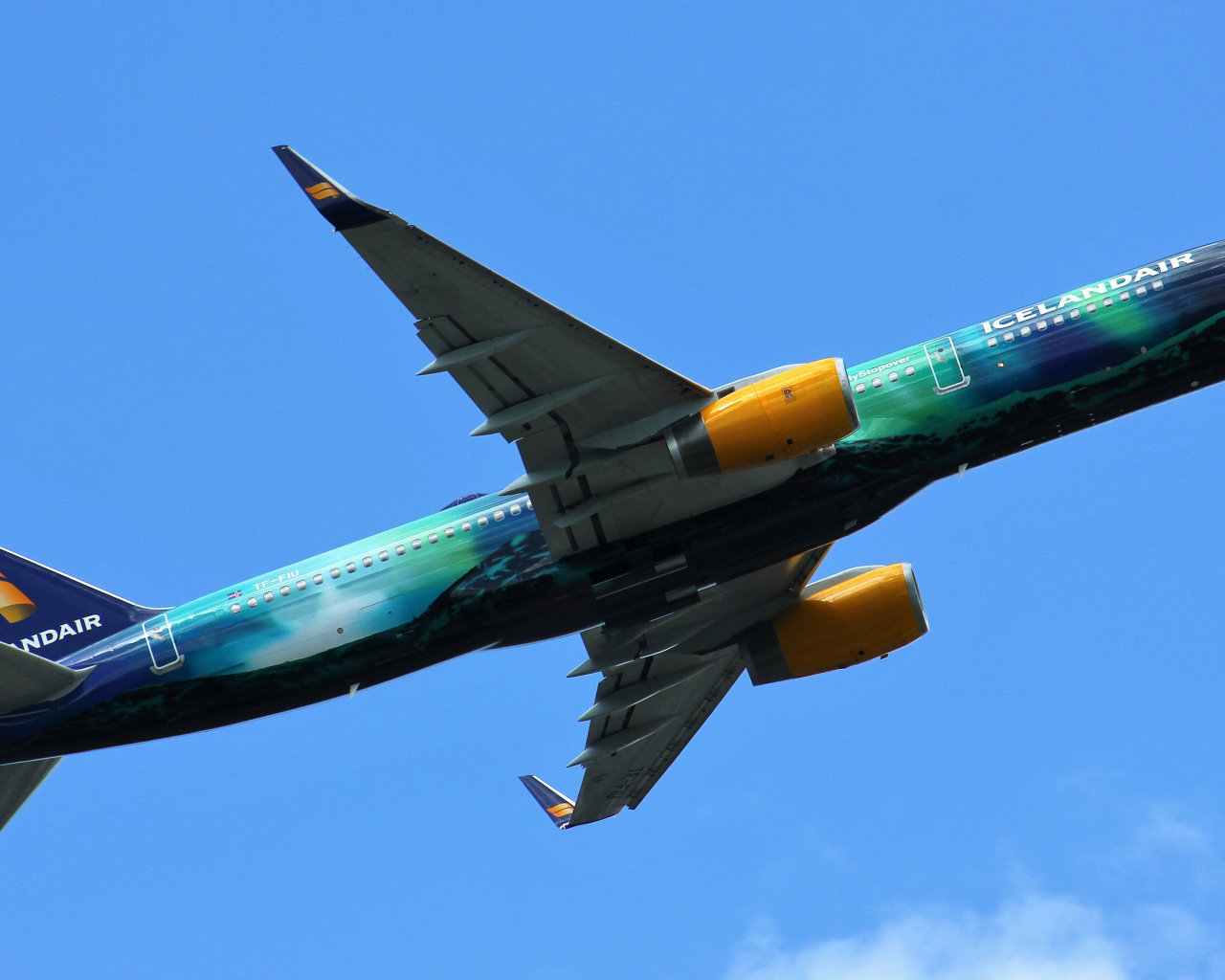 Пассажирский самолет Boeing 757-256 в небе