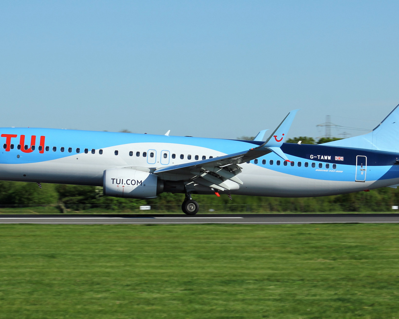 Пассажирский самолет Boeing 737-8K5 готовится к взлету