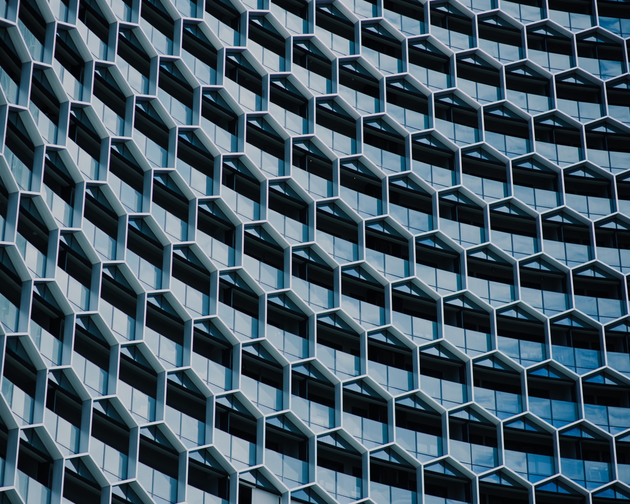 Решетки на окнах фасада